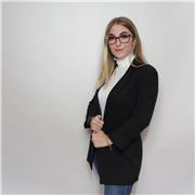 Laureata in graphic design e diplomata al liceo artistico impartisce ripetizioni di storia dell'arte